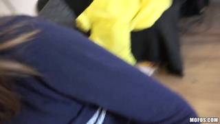 Elle suce et baise pour quelque billets