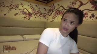 Une jeunette à la chatte serrée et poilue