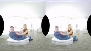 Blonde fait une superbe fellation en porno VR