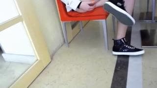 Une vraie cochonne se balade avec un dildo