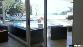 Khloe Kapri ne peut pas attendre d'être baisée le demi-frère