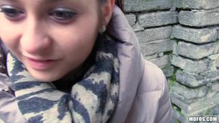 Petite brune se fait aborder et baiser en forêt