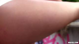 Salope blonde se fait payer en extérieur