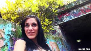 Une jolie jeune fille baise une mec en rue