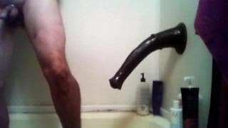 Dildo géant qu'il va se foutre dans le cul