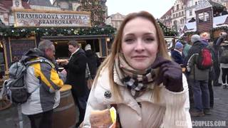 Deux lesbiennes baise devant un sapin de noel