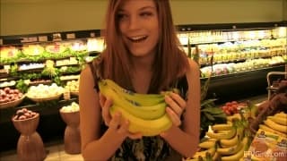 Lesbienne qui se masturbe avec un légume