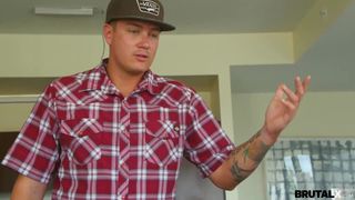 Le technicien se met en colère contre la cliente et la baise