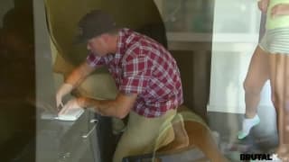 Le technicien se met en colère contre la cliente et la baise