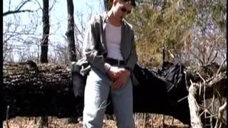 Un mec bien solitaire qui s'offre une branlette