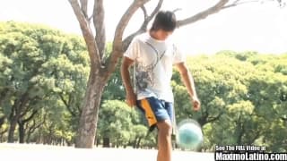 Lâcher le ballon pour jouer avec sa teube