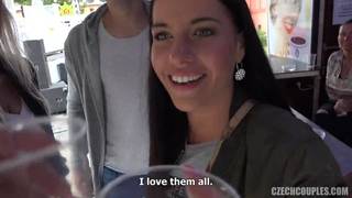 Pour un peu d'argent elles baisent de ouf