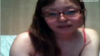 Ravissante asiatique s'amusant au calme