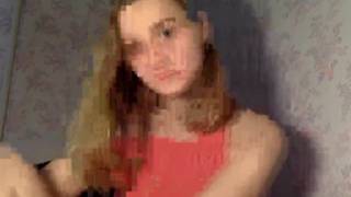 La jeune Lelya aux gros seins se branle la chatte bien rasée