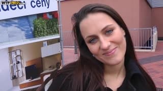 Ils parlent puis baisent sure une chaise