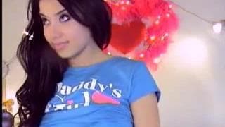 Jolie femme brune qui dévoile ses seins