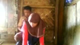 Vraie beurette prend position sur une queue