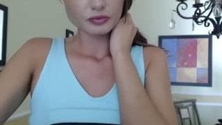 Live magnifique avec une jolie brunette