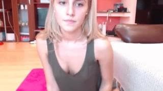 Blonde timide fait un strip-tease en webcam