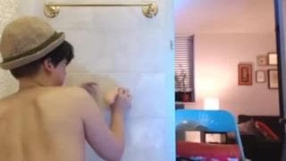 Jeune emo tatouée s'amuse avec son gode