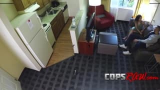 Une fille avec des petits seins fait une fellation à l'officier