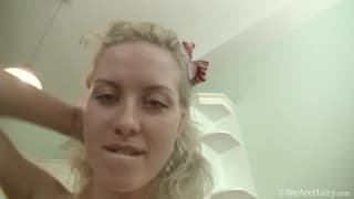 Nomi est heureuse de vous montrer ce qu'elle a sous la jupe