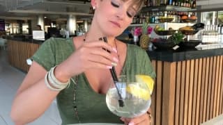 Petite milf mature en bas résille trop sexy