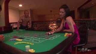 Maria ozawa se fait baiser par 2 mecs