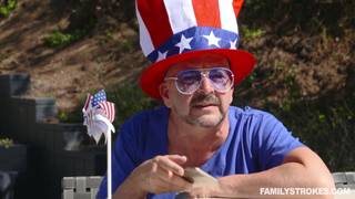 Elles mange une bite dans la jardin