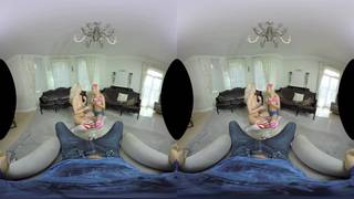 Deux blondes coquines en trio avec un gars en VR