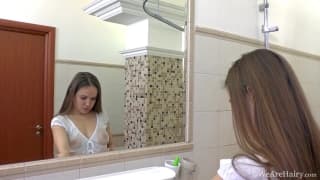 Gretta sous la douche frottant sa chatte poilue