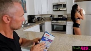 Maya Bijou aime jouer avec son demi-frère 💦