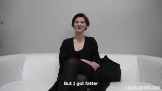 Casting d'une belle brune qui suce bien