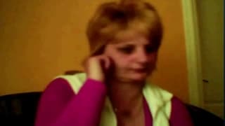 De gros seins naturels qu'elle présente