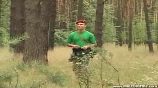 Gay en uniforme qui va s'amuser dehors
