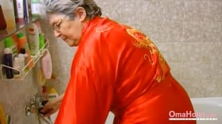 La chatte de la grand-mère est devenue très mouillée