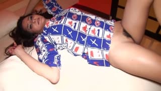 Trans asiate reçoit une éjac sur le derrière