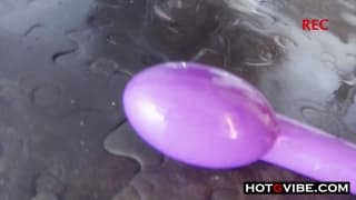 Un sextoy dans la chatte de cette femme