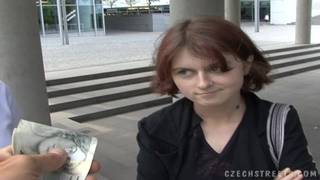 Brunette se fait prendre pour quelques billets