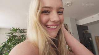 Cette jolie célibataire se caresse tendrement