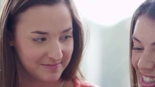 Tiffany Doll ne peut résister à l'envie de baiser Amirah Adara