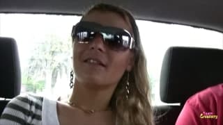 Il défonce son anus de garce près des rochers