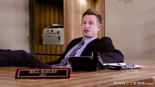 Boss choisit une meuf pour la baiser