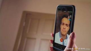 Ivy Lebelle trompe son mec lors d'un séminaire