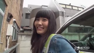 Japonaise équipée de son godemichet electrique