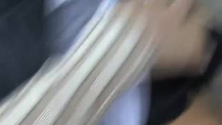 Pour de l'argent une salope baisent en foret