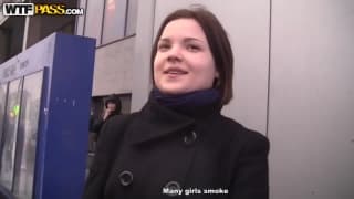 Cette brune suce une bites dans un gymnase