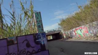 Pour un peu de cash elle suce et baise dehors