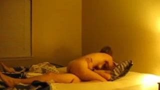 Couple incroyable et motivée chez lui