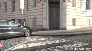 Il laisse le black baiser sa meuf.